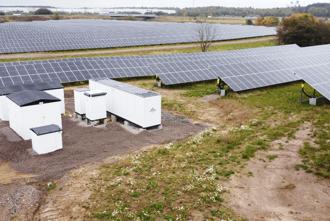 El futuro energético de Suecia avanza a toda velocidad: Uno de los primeros parques solares híbridos se inaugura en Halmstad